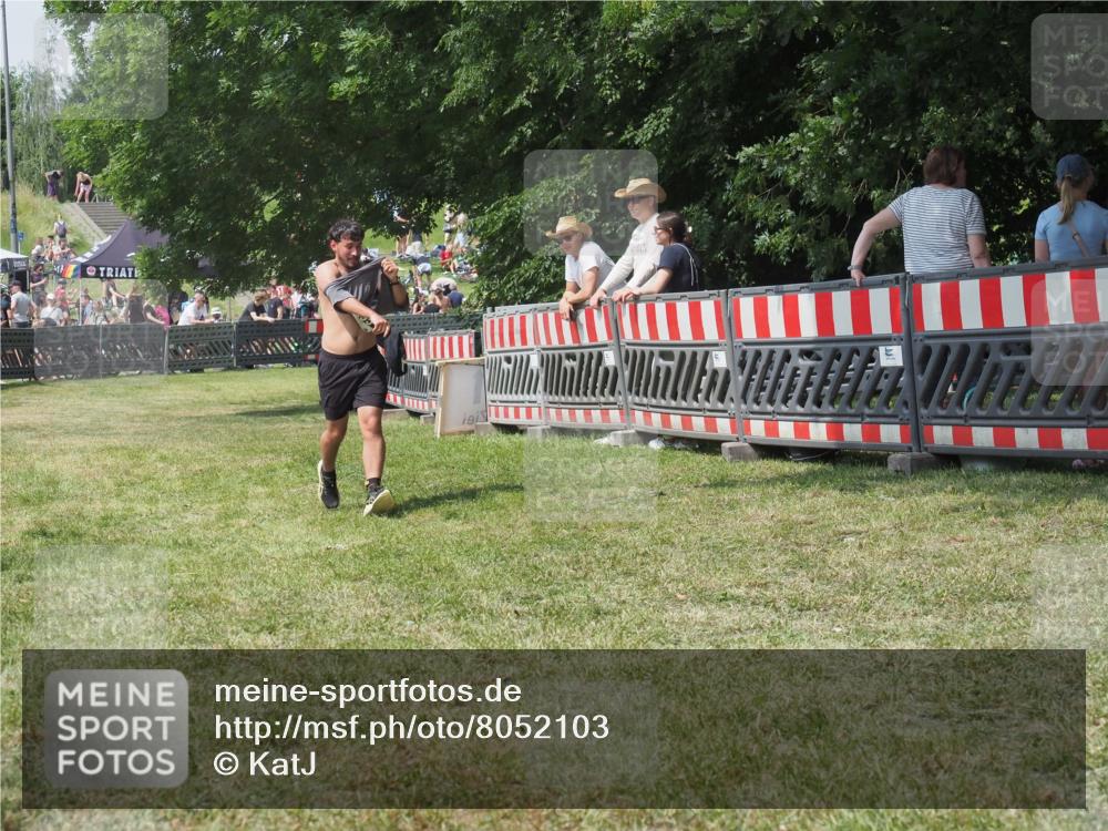 21.06.2025 - 27. Vierlanden-Triathlon KatJ http://msf.ph/oto/8052103 15.06.2025 11:48:12 Ziel 295 meine-sportfotos.de