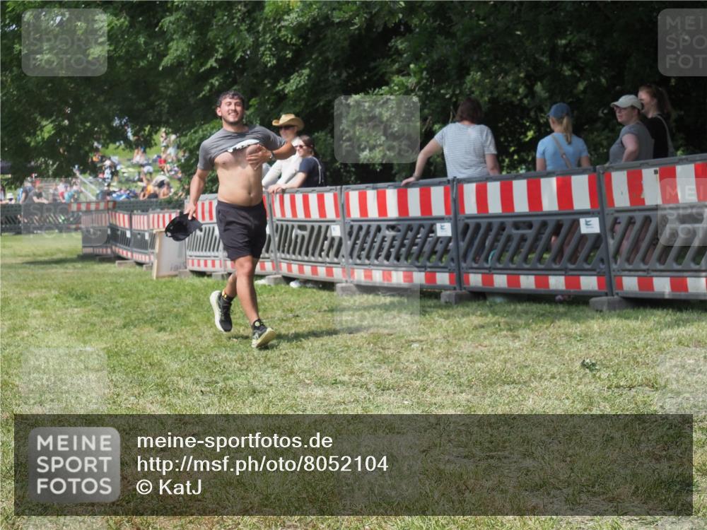 21.06.2025 - 27. Vierlanden-Triathlon KatJ http://msf.ph/oto/8052104 15.06.2025 11:48:13 Ziel 295 meine-sportfotos.de