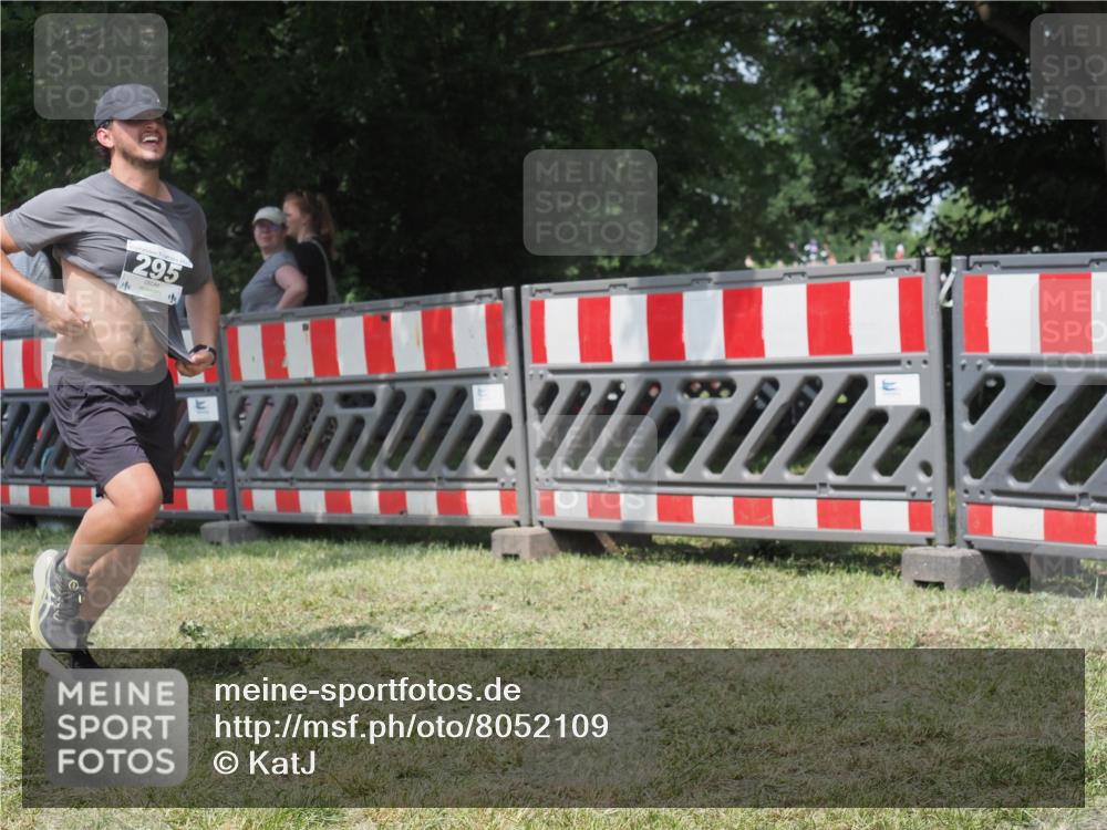 21.06.2025 - 27. Vierlanden-Triathlon KatJ http://msf.ph/oto/8052109 15.06.2025 11:48:14 Ziel 295 meine-sportfotos.de