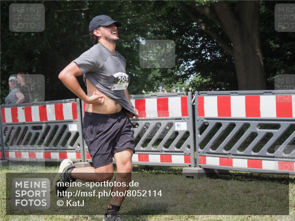 21.06.2025 - 27. Vierlanden-Triathlon KatJ http://msf.ph/oto/8052114 15.06.2025 11:48:15 Ziel 295 meine-sportfotos.de