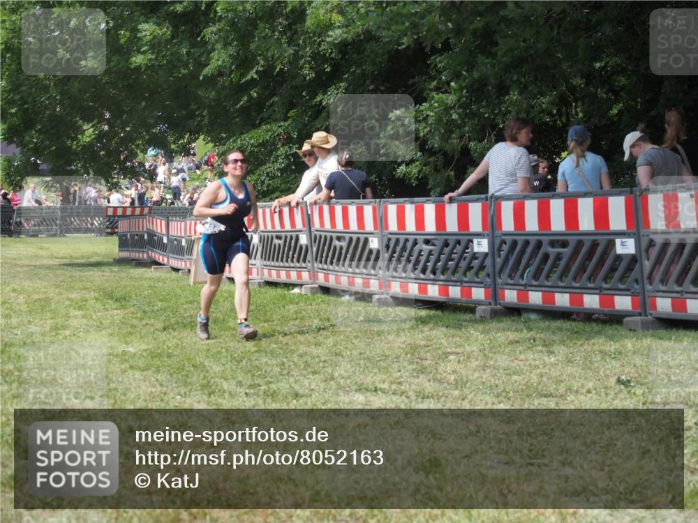 21.06.2025 - 27. Vierlanden-Triathlon KatJ http://msf.ph/oto/8052163 15.06.2025 11:50:10 Ziel 485 meine-sportfotos.de