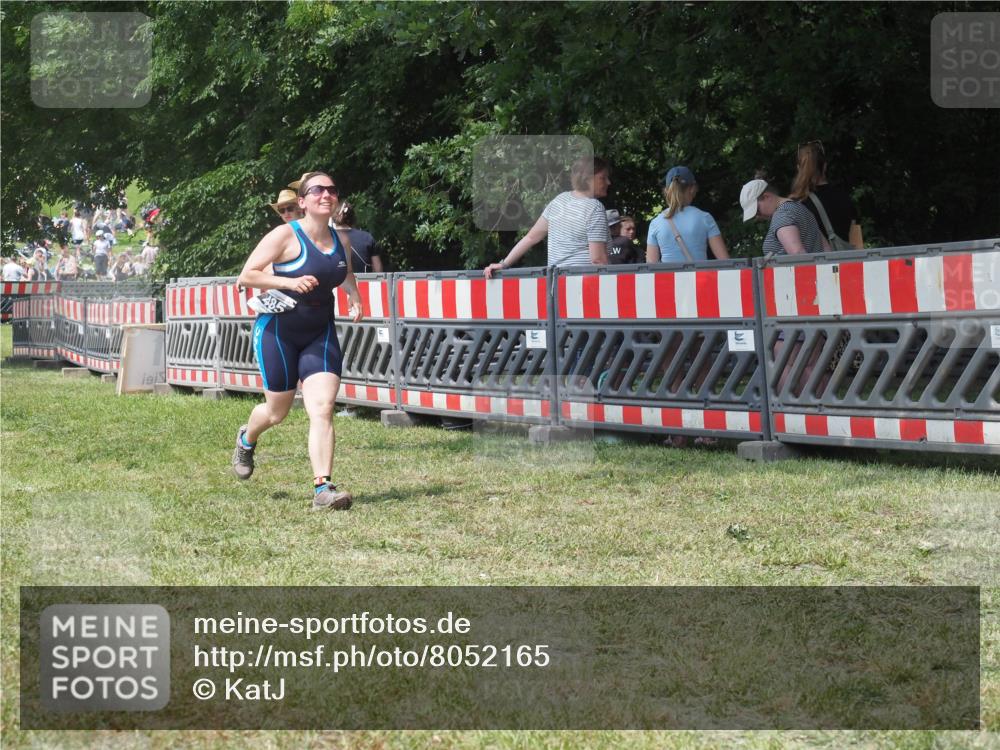 21.06.2025 - 27. Vierlanden-Triathlon KatJ http://msf.ph/oto/8052165 15.06.2025 11:50:11 Ziel 485 meine-sportfotos.de