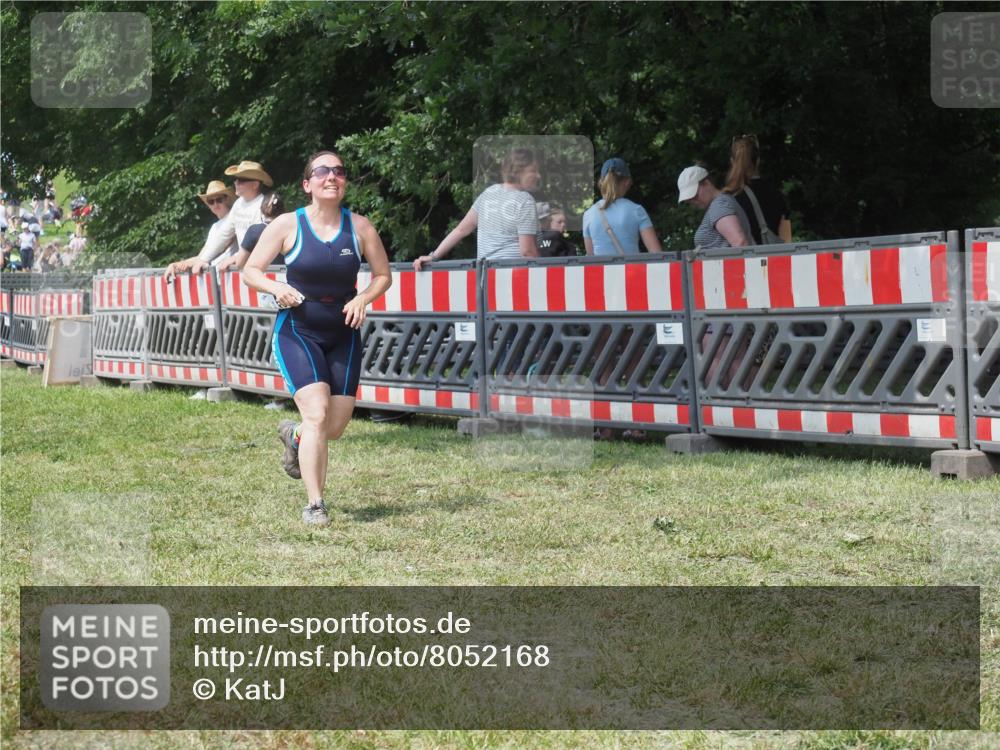 21.06.2025 - 27. Vierlanden-Triathlon KatJ http://msf.ph/oto/8052168 15.06.2025 11:50:12 Ziel 485 meine-sportfotos.de