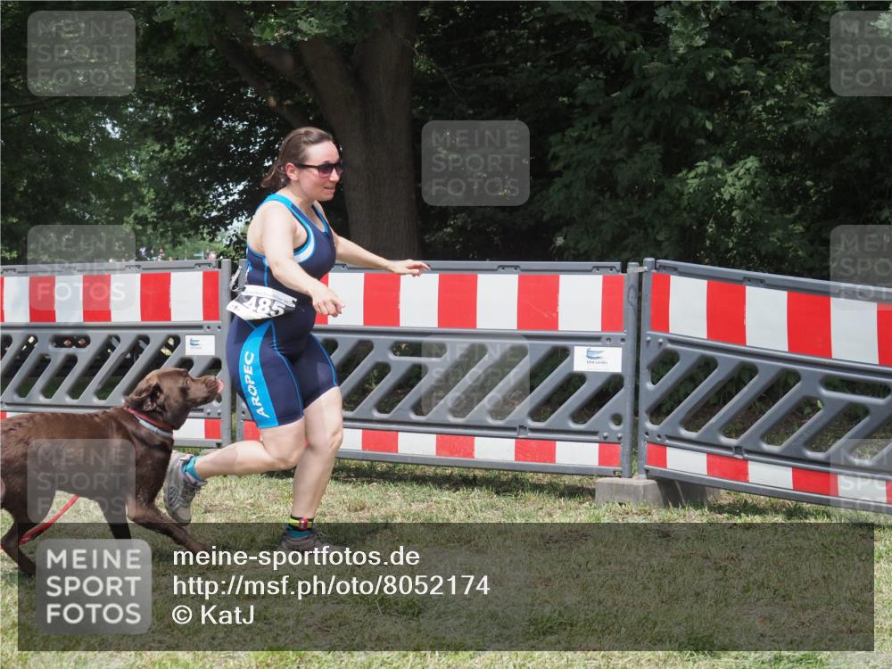21.06.2025 - 27. Vierlanden-Triathlon KatJ http://msf.ph/oto/8052174 15.06.2025 11:50:13 Ziel 485 meine-sportfotos.de