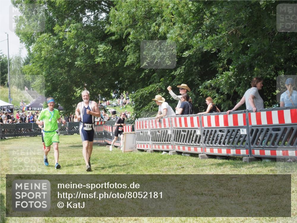 21.06.2025 - 27. Vierlanden-Triathlon KatJ http://msf.ph/oto/8052181 15.06.2025 11:50:57 Ziel 371, 387 meine-sportfotos.de