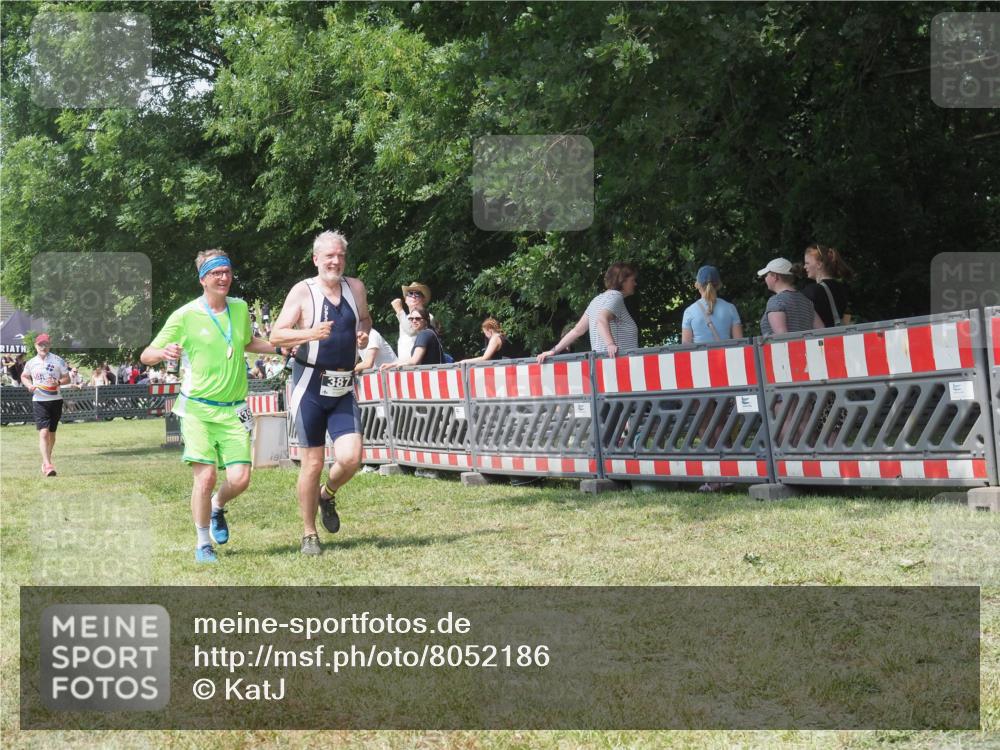 21.06.2025 - 27. Vierlanden-Triathlon KatJ http://msf.ph/oto/8052186 15.06.2025 11:50:59 Ziel 371, 387 meine-sportfotos.de