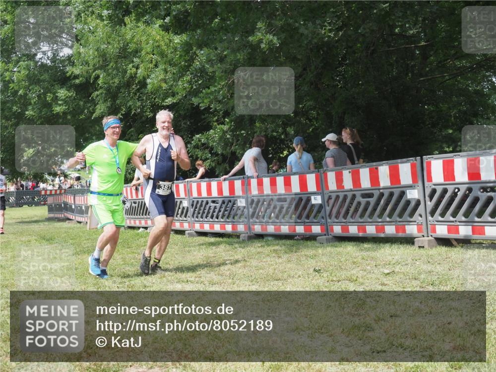 21.06.2025 - 27. Vierlanden-Triathlon KatJ http://msf.ph/oto/8052189 15.06.2025 11:51:00 Ziel 371, 387 meine-sportfotos.de