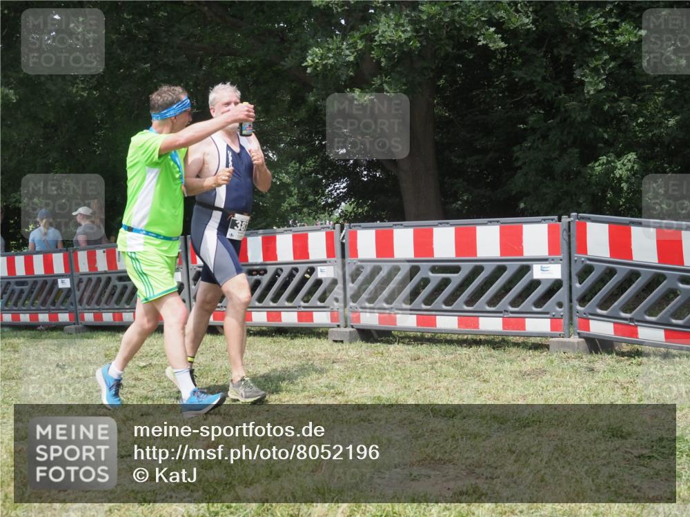21.06.2025 - 27. Vierlanden-Triathlon KatJ http://msf.ph/oto/8052196 15.06.2025 11:51:01 Ziel 371, 387 meine-sportfotos.de