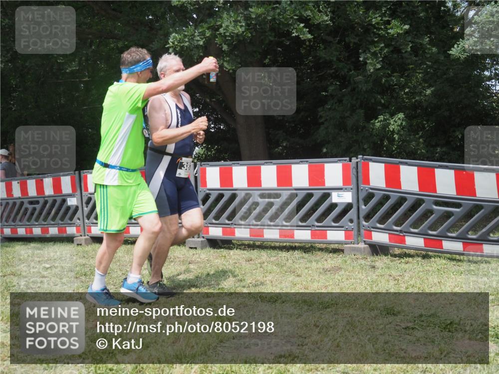 21.06.2025 - 27. Vierlanden-Triathlon KatJ http://msf.ph/oto/8052198 15.06.2025 11:51:01 Ziel 371, 387 meine-sportfotos.de