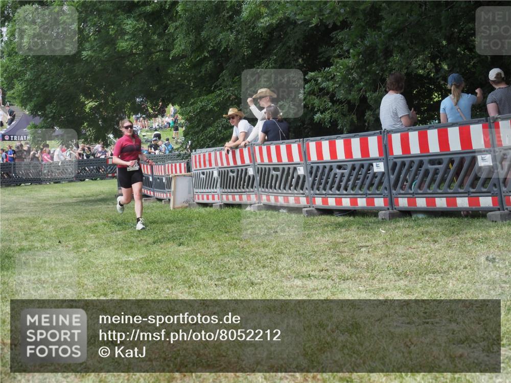 21.06.2025 - 27. Vierlanden-Triathlon KatJ http://msf.ph/oto/8052212 15.06.2025 11:52:24 Ziel 556 meine-sportfotos.de