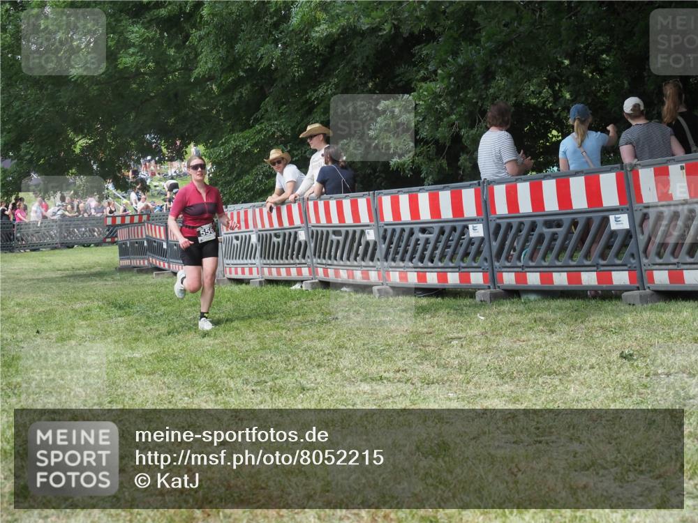 21.06.2025 - 27. Vierlanden-Triathlon KatJ http://msf.ph/oto/8052215 15.06.2025 11:52:25 Ziel 556 meine-sportfotos.de