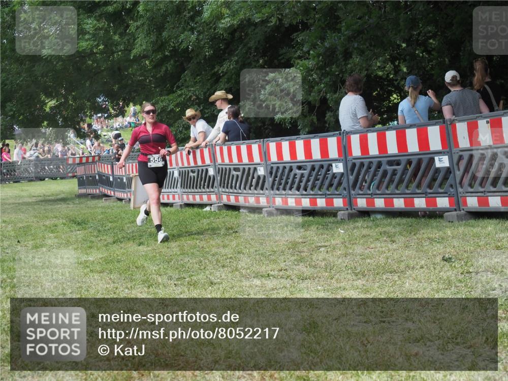 21.06.2025 - 27. Vierlanden-Triathlon KatJ http://msf.ph/oto/8052217 15.06.2025 11:52:25 Ziel 556 meine-sportfotos.de