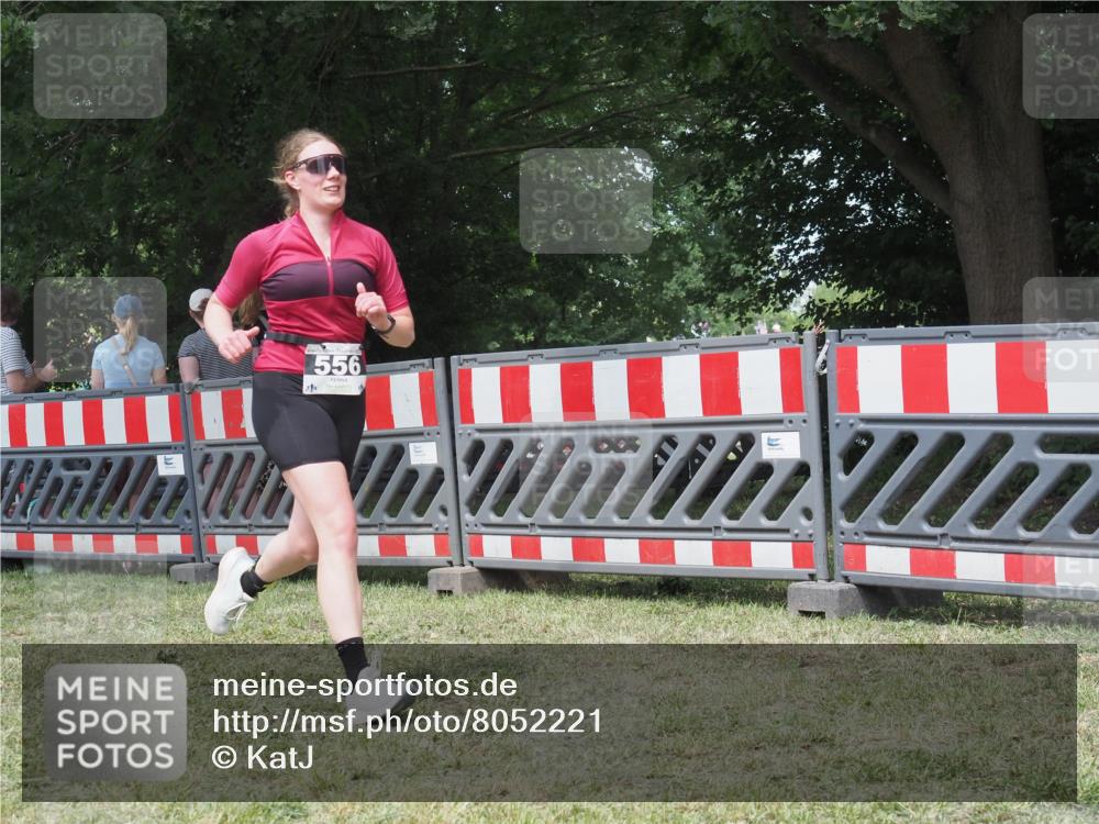 21.06.2025 - 27. Vierlanden-Triathlon KatJ http://msf.ph/oto/8052221 15.06.2025 11:52:27 Ziel 556 meine-sportfotos.de