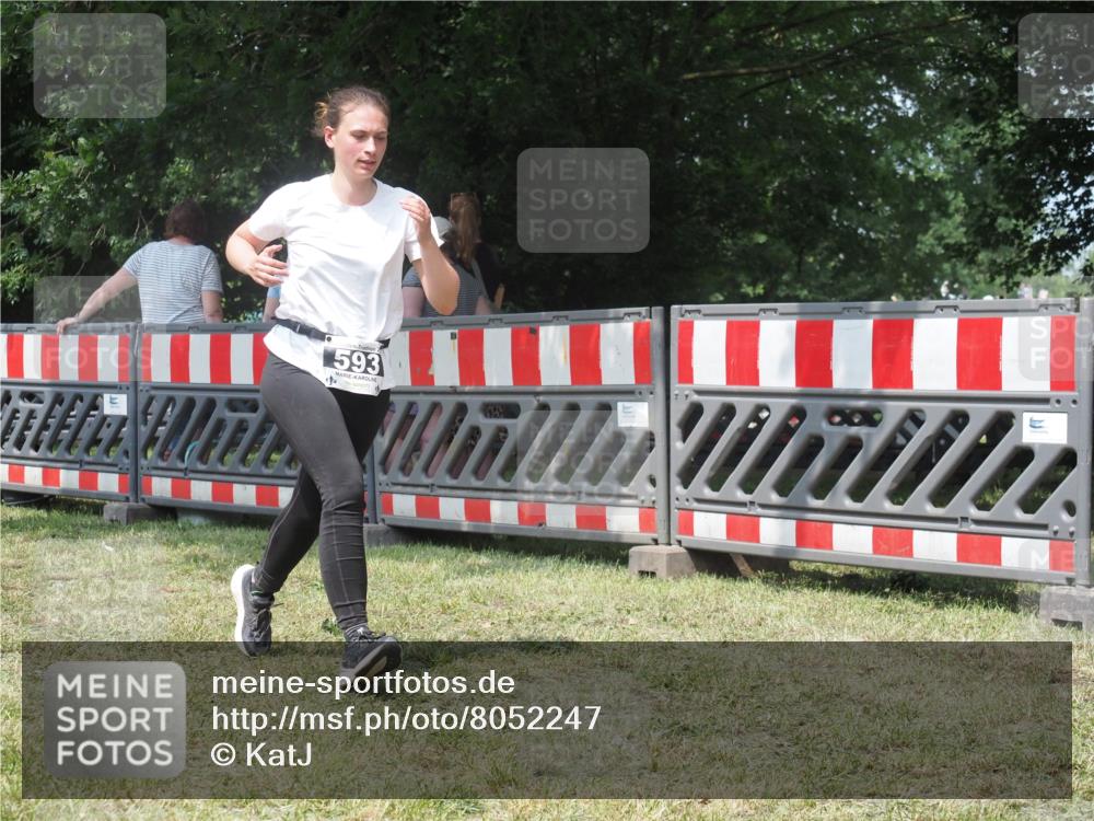 21.06.2025 - 27. Vierlanden-Triathlon KatJ http://msf.ph/oto/8052247 15.06.2025 11:52:50 Ziel 459, 593 meine-sportfotos.de