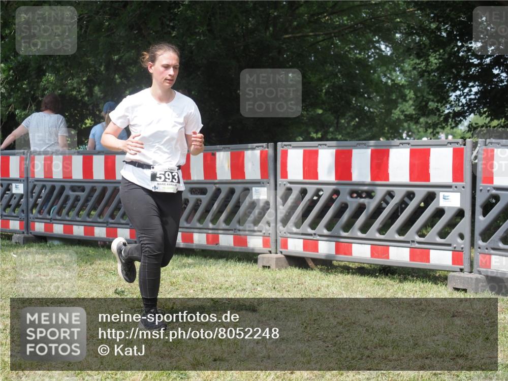 21.06.2025 - 27. Vierlanden-Triathlon KatJ http://msf.ph/oto/8052248 15.06.2025 11:52:50 Ziel 459, 593 meine-sportfotos.de