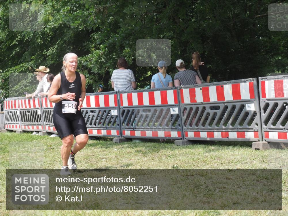 21.06.2025 - 27. Vierlanden-Triathlon KatJ http://msf.ph/oto/8052251 15.06.2025 11:53:02 Ziel 488, 550 meine-sportfotos.de