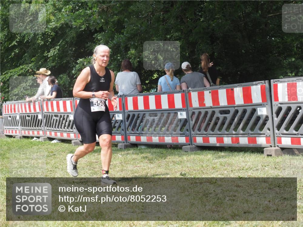 21.06.2025 - 27. Vierlanden-Triathlon KatJ http://msf.ph/oto/8052253 15.06.2025 11:53:03 Ziel 488, 550 meine-sportfotos.de