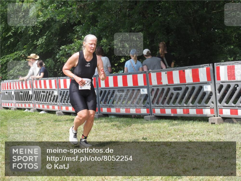 21.06.2025 - 27. Vierlanden-Triathlon KatJ http://msf.ph/oto/8052254 15.06.2025 11:53:03 Ziel 488, 550 meine-sportfotos.de