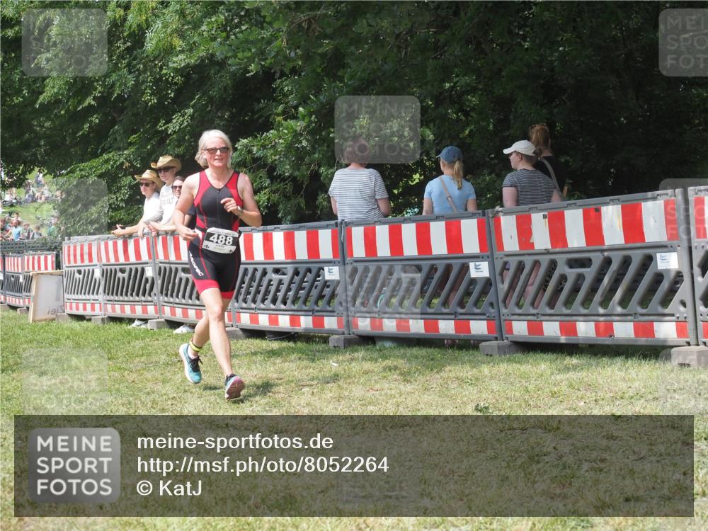 21.06.2025 - 27. Vierlanden-Triathlon KatJ http://msf.ph/oto/8052264 15.06.2025 11:53:07 Ziel 488 meine-sportfotos.de
