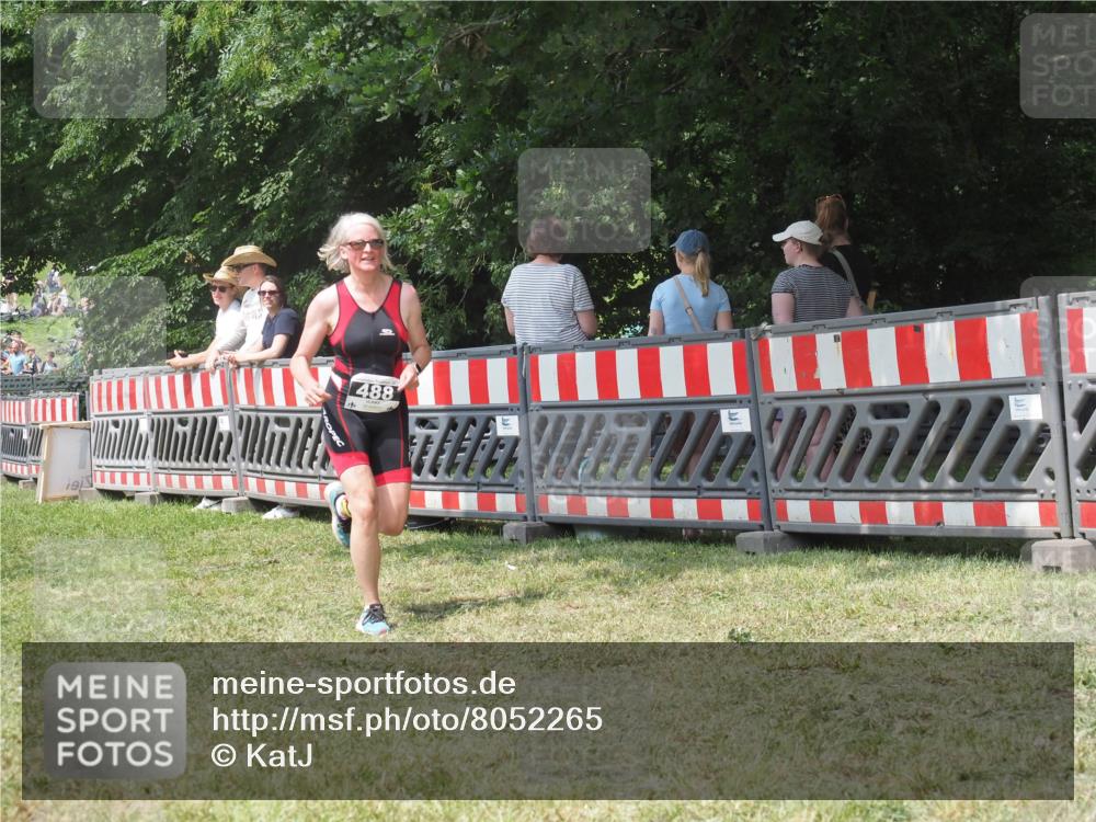 21.06.2025 - 27. Vierlanden-Triathlon KatJ http://msf.ph/oto/8052265 15.06.2025 11:53:07 Ziel 488 meine-sportfotos.de