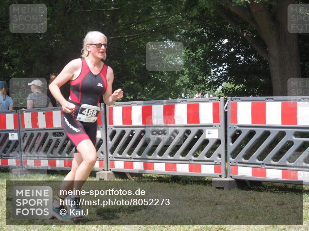 21.06.2025 - 27. Vierlanden-Triathlon KatJ http://msf.ph/oto/8052273 15.06.2025 11:53:08 Ziel 488 meine-sportfotos.de