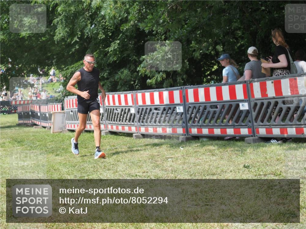21.06.2025 - 27. Vierlanden-Triathlon KatJ http://msf.ph/oto/8052294 15.06.2025 11:54:44 Ziel 421 meine-sportfotos.de