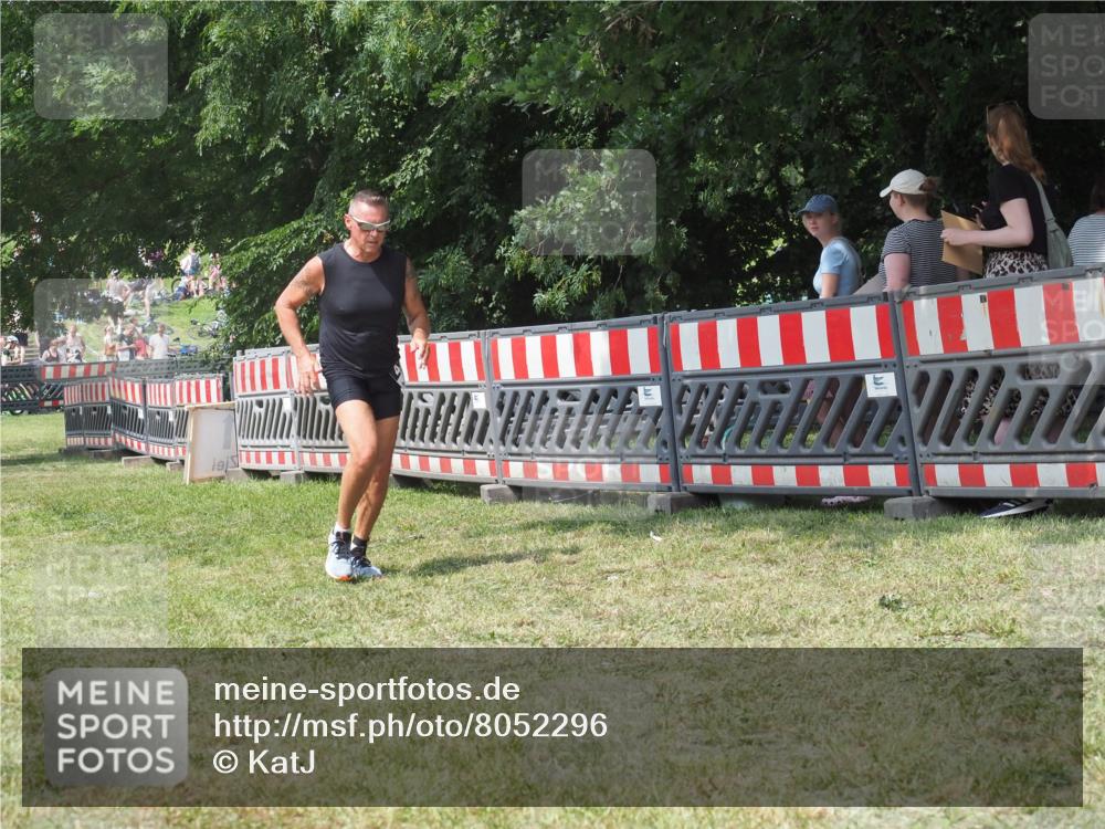 21.06.2025 - 27. Vierlanden-Triathlon KatJ http://msf.ph/oto/8052296 15.06.2025 11:54:45 Ziel 421 meine-sportfotos.de