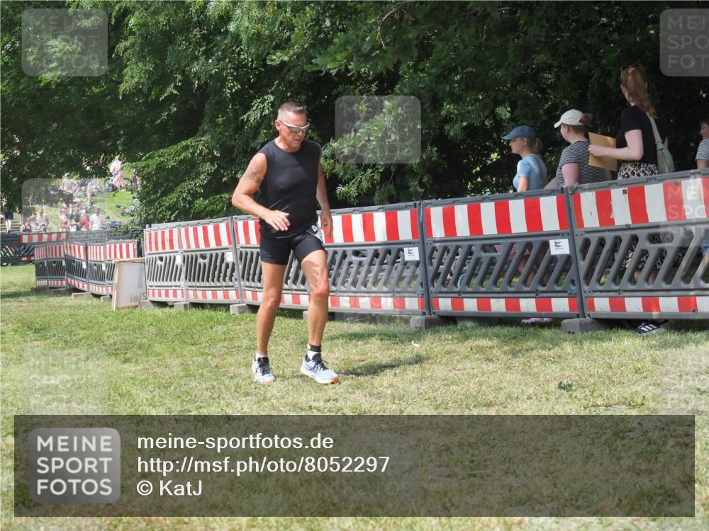 21.06.2025 - 27. Vierlanden-Triathlon KatJ http://msf.ph/oto/8052297 15.06.2025 11:54:45 Ziel 421 meine-sportfotos.de