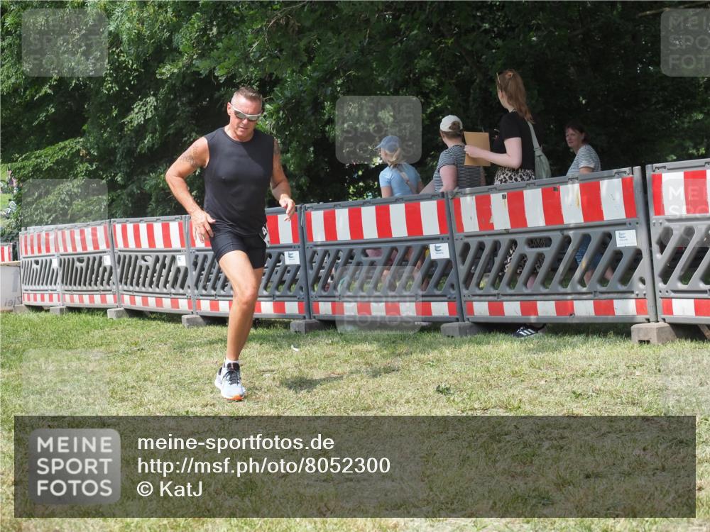 21.06.2025 - 27. Vierlanden-Triathlon KatJ http://msf.ph/oto/8052300 15.06.2025 11:54:46 Ziel 421 meine-sportfotos.de