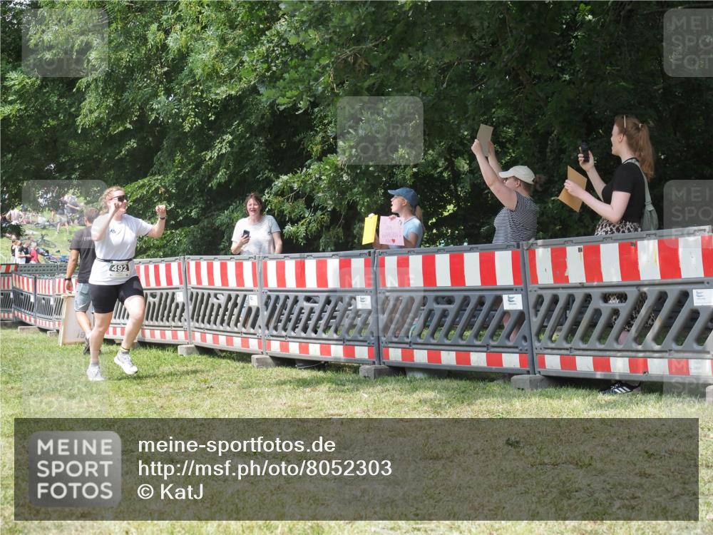 21.06.2025 - 27. Vierlanden-Triathlon KatJ http://msf.ph/oto/8052303 15.06.2025 11:55:03 Ziel 492 meine-sportfotos.de