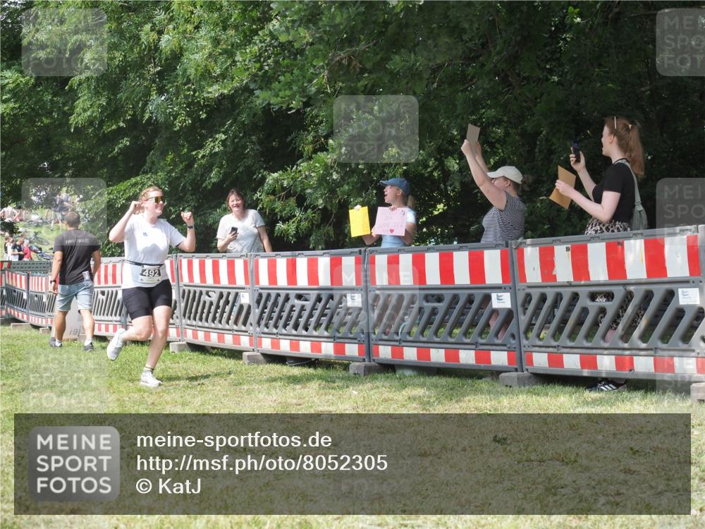 21.06.2025 - 27. Vierlanden-Triathlon KatJ http://msf.ph/oto/8052305 15.06.2025 11:55:03 Ziel 492 meine-sportfotos.de