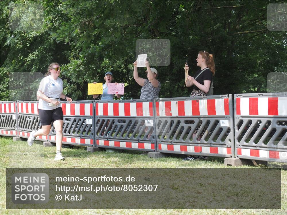 21.06.2025 - 27. Vierlanden-Triathlon KatJ http://msf.ph/oto/8052307 15.06.2025 11:55:04 Ziel 492 meine-sportfotos.de