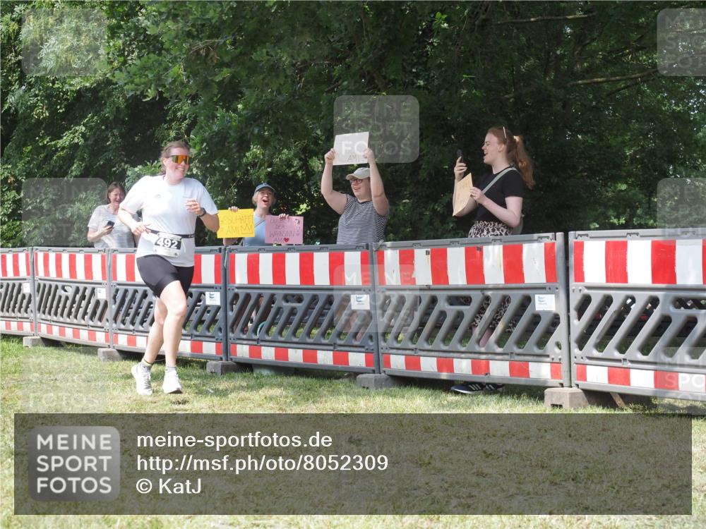 21.06.2025 - 27. Vierlanden-Triathlon KatJ http://msf.ph/oto/8052309 15.06.2025 11:55:04 Ziel 492 meine-sportfotos.de