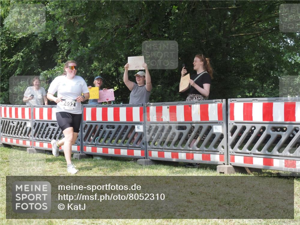 21.06.2025 - 27. Vierlanden-Triathlon KatJ http://msf.ph/oto/8052310 15.06.2025 11:55:04 Ziel 492 meine-sportfotos.de