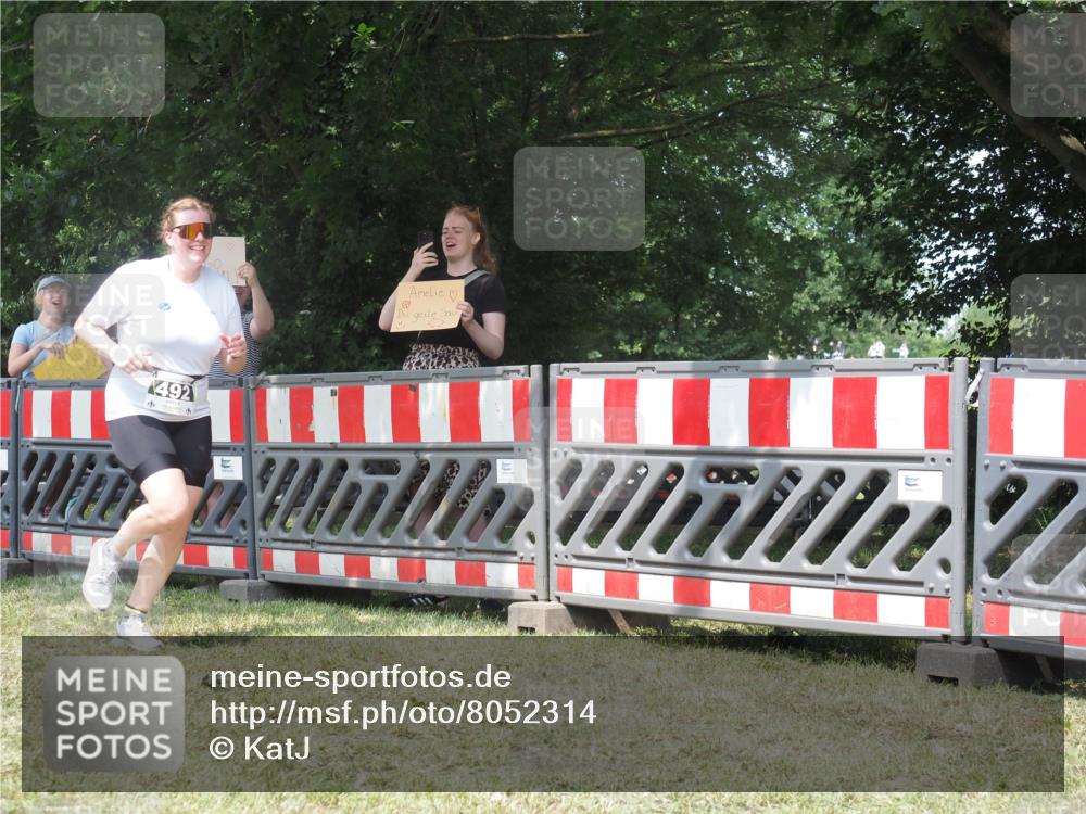 21.06.2025 - 27. Vierlanden-Triathlon KatJ http://msf.ph/oto/8052314 15.06.2025 11:55:04 Ziel 492 meine-sportfotos.de