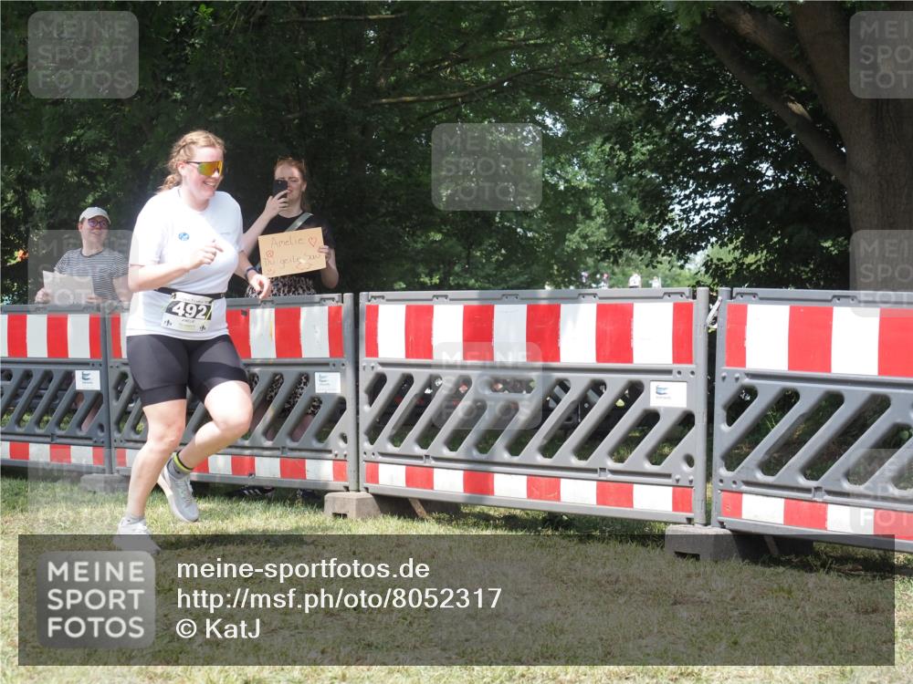 21.06.2025 - 27. Vierlanden-Triathlon KatJ http://msf.ph/oto/8052317 15.06.2025 11:55:05 Ziel 492 meine-sportfotos.de