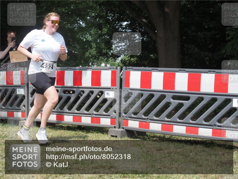 21.06.2025 - 27. Vierlanden-Triathlon KatJ http://msf.ph/oto/8052318 15.06.2025 11:55:05 Ziel 492 meine-sportfotos.de