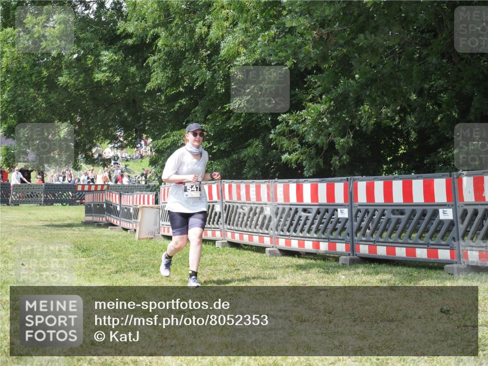 21.06.2025 - 27. Vierlanden-Triathlon KatJ http://msf.ph/oto/8052353 15.06.2025 11:55:50 Ziel 547 meine-sportfotos.de