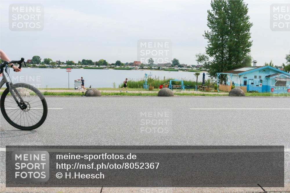 15.06.2025 - 27. Vierlanden-Triathlon H.Heesch http://msf.ph/oto/8052367 15.06.2025 10:57:34 Radfahren 491, 507, 1395 meine-sportfotos.de