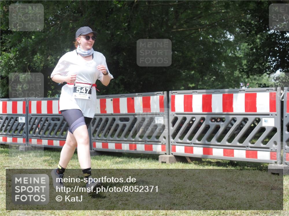 21.06.2025 - 27. Vierlanden-Triathlon KatJ http://msf.ph/oto/8052371 15.06.2025 11:55:52 Ziel 547 meine-sportfotos.de