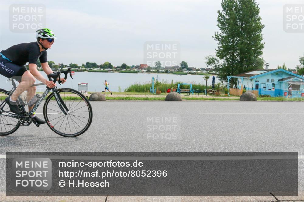 15.06.2025 - 27. Vierlanden-Triathlon H.Heesch http://msf.ph/oto/8052396 15.06.2025 10:57:56 Radfahren 215, 579 meine-sportfotos.de