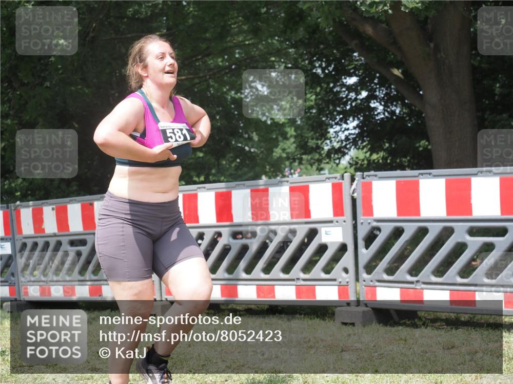 21.06.2025 - 27. Vierlanden-Triathlon KatJ http://msf.ph/oto/8052423 15.06.2025 11:57:00 Ziel 549, 581 meine-sportfotos.de