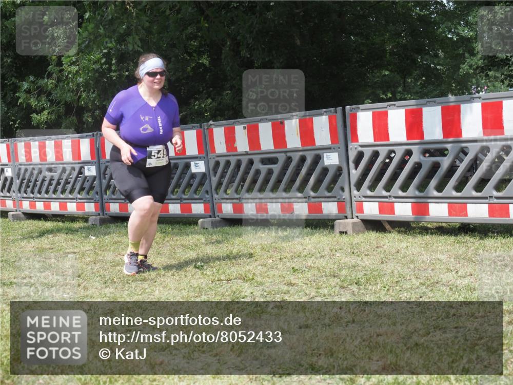 21.06.2025 - 27. Vierlanden-Triathlon KatJ http://msf.ph/oto/8052433 15.06.2025 11:57:03 Ziel 549, 581 meine-sportfotos.de