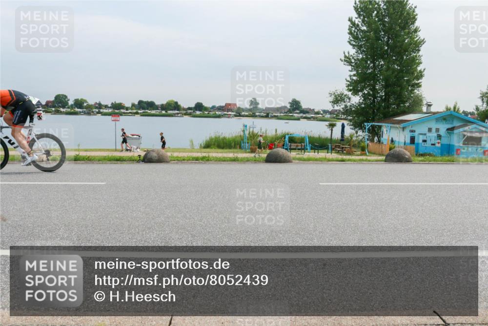 15.06.2025 - 27. Vierlanden-Triathlon H.Heesch http://msf.ph/oto/8052439 15.06.2025 10:58:37 Radfahren 64, 144, 387, 693 meine-sportfotos.de
