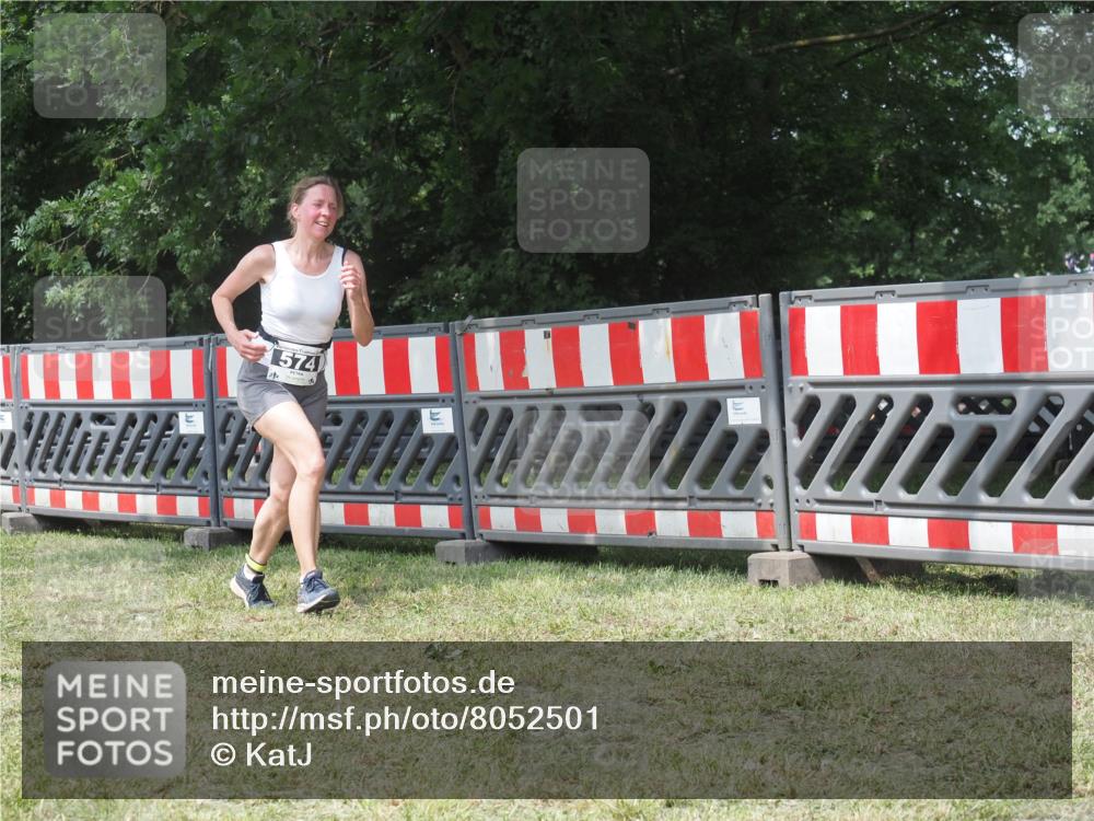 21.06.2025 - 27. Vierlanden-Triathlon KatJ http://msf.ph/oto/8052501 15.06.2025 11:59:02 Ziel 574 meine-sportfotos.de