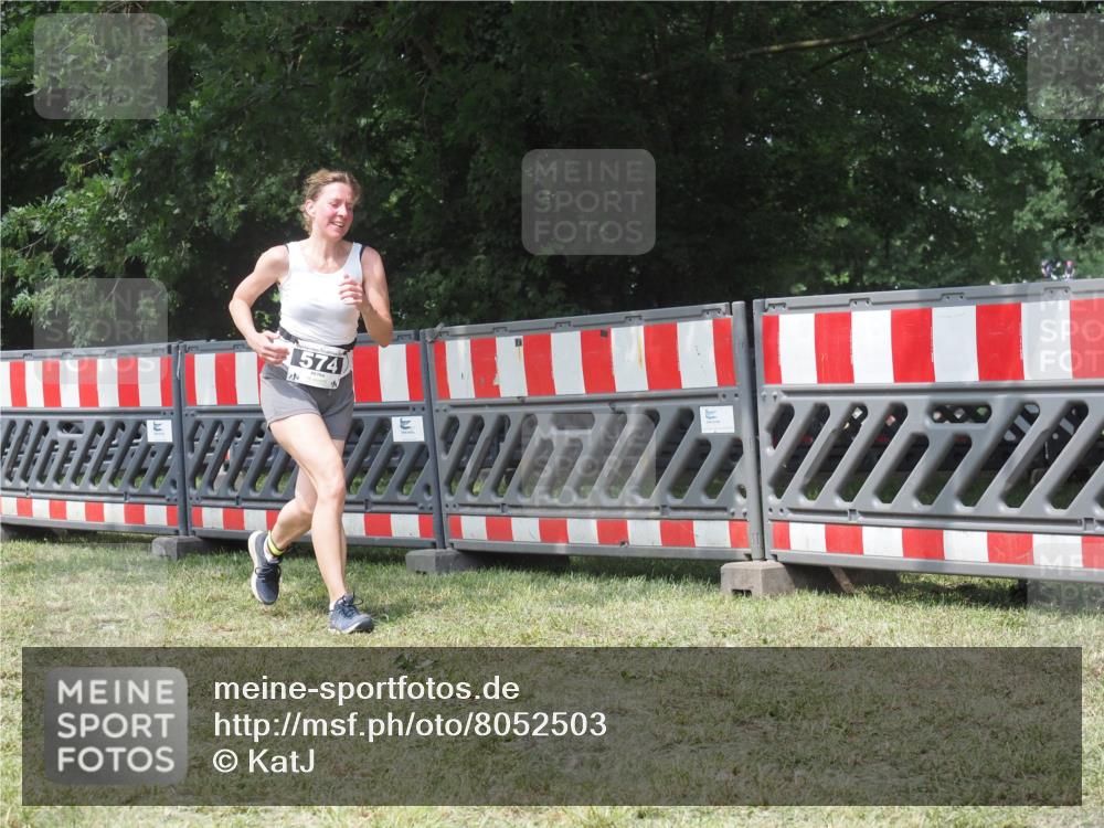 21.06.2025 - 27. Vierlanden-Triathlon KatJ http://msf.ph/oto/8052503 15.06.2025 11:59:02 Ziel 574 meine-sportfotos.de