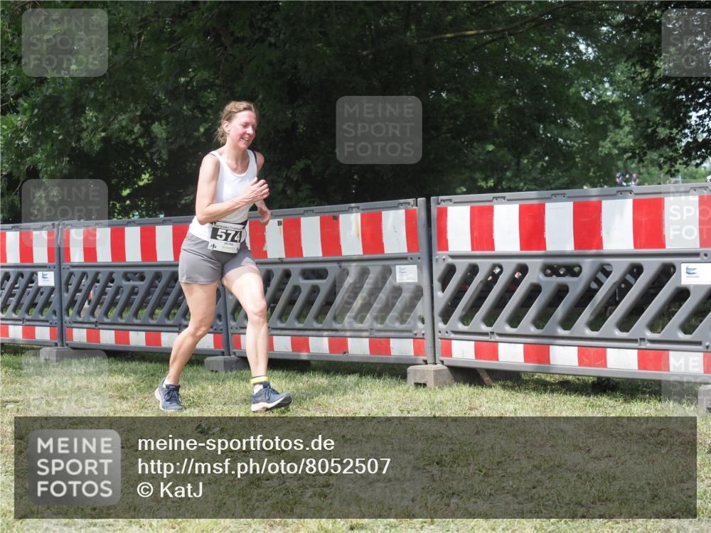 21.06.2025 - 27. Vierlanden-Triathlon KatJ http://msf.ph/oto/8052507 15.06.2025 11:59:02 Ziel 574 meine-sportfotos.de
