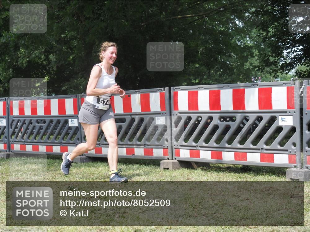 21.06.2025 - 27. Vierlanden-Triathlon KatJ http://msf.ph/oto/8052509 15.06.2025 11:59:02 Ziel 574 meine-sportfotos.de