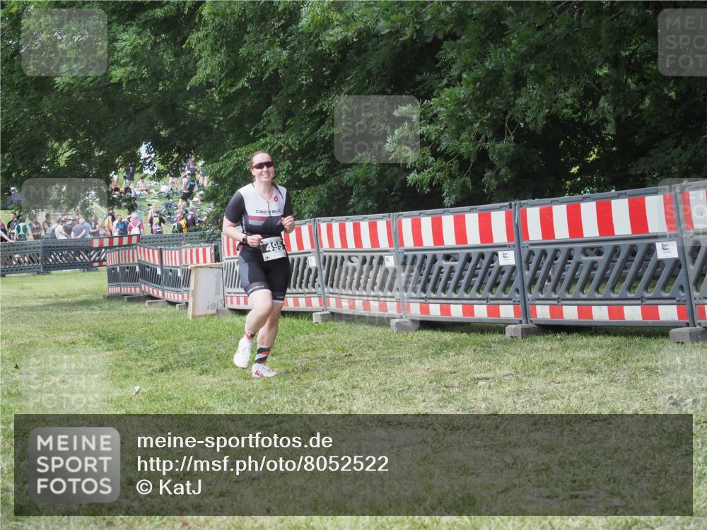 21.06.2025 - 27. Vierlanden-Triathlon KatJ http://msf.ph/oto/8052522 15.06.2025 12:00:51 Ziel 495 meine-sportfotos.de