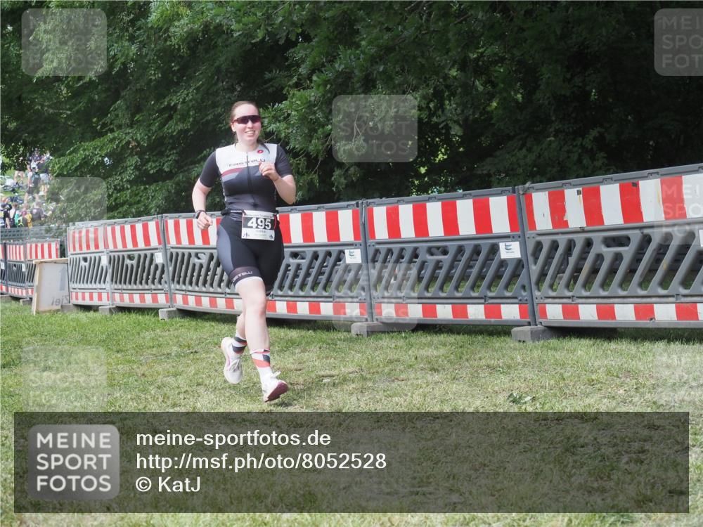 21.06.2025 - 27. Vierlanden-Triathlon KatJ http://msf.ph/oto/8052528 15.06.2025 12:00:52 Ziel 495 meine-sportfotos.de